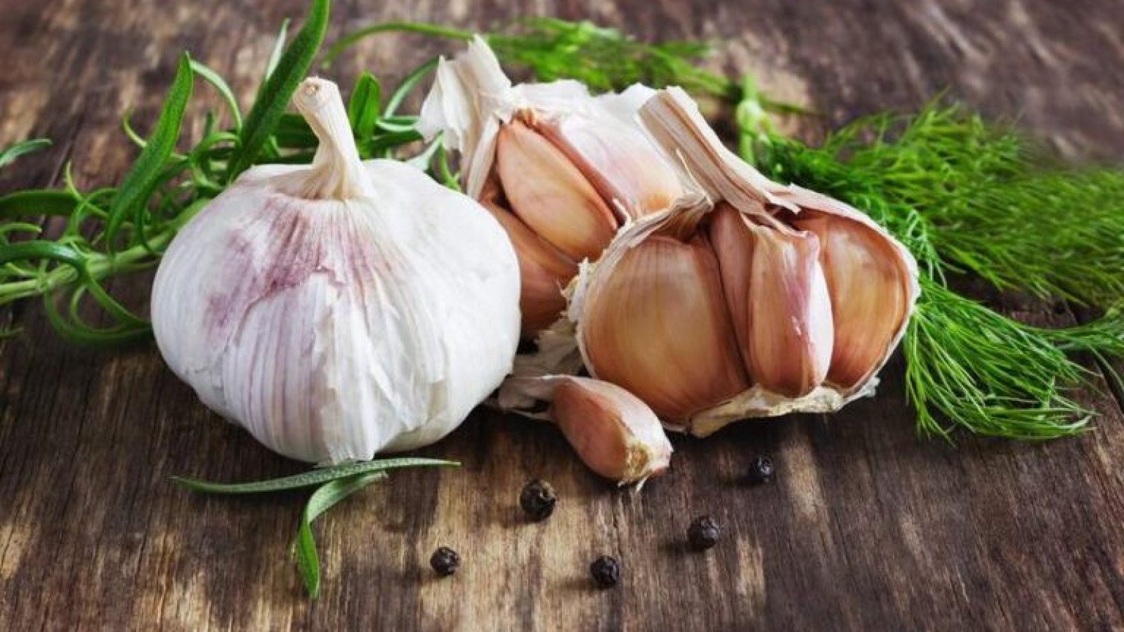 garlic-health-boosting-benefits-768x540-1-768x457