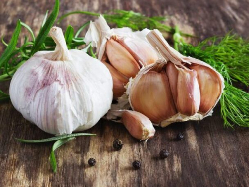 garlic-health-boosting-benefits-768x540-1-768x457